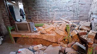 جهاز عروستين تحت الأنقاض.. انهيار منزل يشرّد أسرة من 13 فردًا بسوهاج -فيديو وصور
