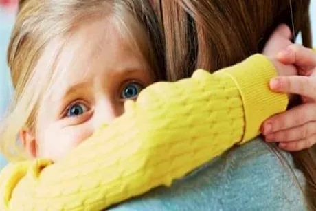 ما أسباب قلق طفلك من الأشخاص الغرباء؟.. إليك طرق التعامل