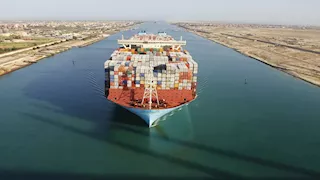 أسامة ربيع: قناة السويس الجديدة رفعت القدرة الاستيعابية إلى 97 سفينة