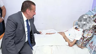 يعيش على اللبن فقط.. محافظ بورسعيد يزور مواطنًا طريح الفراش ويستجيب لاستغاثته -صور