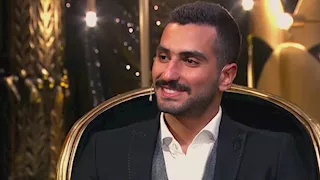 محمد الشرنوبي يثير الجدل بـ"زي الغجر".. وشعراء ونقاد: "عبث"