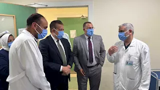 محافظ بورسعيد يزور "أبو عبده" بالمستشفى بعد واقعة إشعال النار في نفسه (صور)