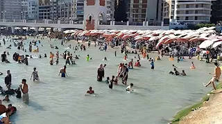 الحرارة تتجاوز الـ 32.. حر أغسطس يدفع الآلاف لشواطئ الإسكندرية - صور