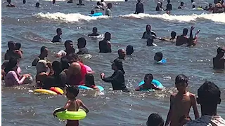  هربًا من الحر وحشود على الساحل.. زحام كبير على شاطئ جمصة -صور
