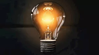 المصباح الكهربائي .. قصة الاختراع الذي غير حياة البشر 