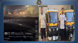 لإختصار الطريق.. ضبط سائقي "توك توك" قادا عكس الاتجاه أعلى كوبري بالزيتون