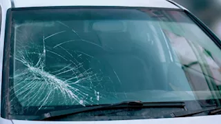 هل الشرخ في زجاج السيارة مخالفة؟.. مساعد وزير الداخلية الأسبق يجيب