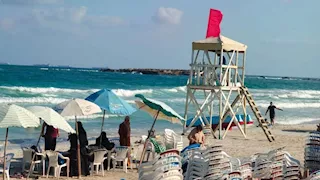 البحر ممنوع لليوم الثاني.. الأمواج تعكر صفو المصطافين بشواطئ الإسكندرية- صور