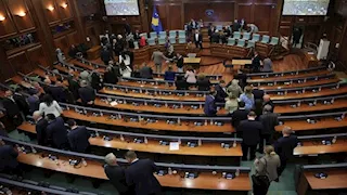نائبة معارضة ترشق رئيس وزراء كوسوفو بالبيض.. فيديو 
