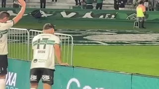 "سقوط مروع".. إصابة لاعب خلال احتفاله بهدف في الدوري البرازيلي 