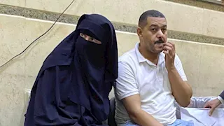 "أول مرة أشوفه من 10 سنين".. شقيقة "القاضي المزيف" تلتقيه داخل المحكمة