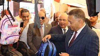 تخفيضات 30%.. محافظ القليوبية يفتتح أول معارض "أهلاً مدارس" بشبرا الخيمة