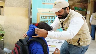 شنط وأحذية وجواكت.. بيت الزكاة يدعم طلاب البحيرة الأولى بالرعاية قبل الدراسة