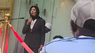 ظهور حاكمة نيويورك بالحجاب في مسجد يشعل جدلا (فيديو)