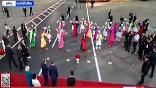 بالصور.. عروض شعبية وأطفال بالأعلام في استقبال الرئيس الصيني بمطار القاهرة