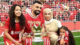 من مكة وكيان إلى ليل.. كيف تغيرت عائلة محمد صلاح مع كل مرحلة في مسيرته؟