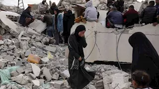 بعد انهيار مبنى سكني بغزة.. مناشدات لإدخال آليات إلى القطاع بصورة طارئة