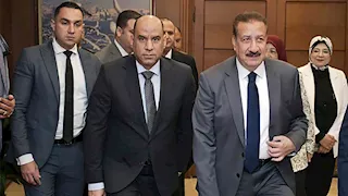 وزير العمل يسلم 978 عقد عمل ويطلق مبادرة "اعرف حقك" في بورسعيد -صور