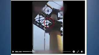 "مش أطفال مشردين".. حقيقة فيديو إقامة أشخاص أعلى لافتة إعلانية بقصر النيل