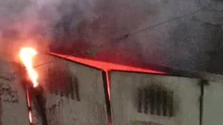 حريق داخل كابينة كهرباء في شبرا الخيمة والدفع بسيارات الإطفاء للسيطرة على النيران