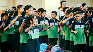 بالعرائس والفوتوسيشن.. أجواء احتفالية بأول أيام العام الدراسي الجديد في بورسعيد - فيديو وصور