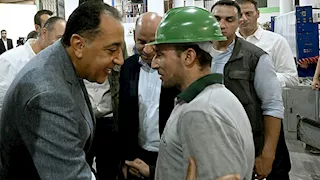 مدبولي يُجري حوارًا مع عامل: دخلكم كويس والرعاية تمام؟.. والأخير يرد
