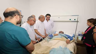 بعد إصابته داخل المدرسة.. محافظ السويس يزور المعلم ناصر نظير بالمستشفى (صور)
