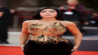 فستان من الريش الذهبي.. كارولين عزمي تخطف الأنظار في حفل ختام فينيسيا الدولي