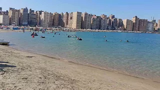 "البحر ملكك لوحدك".. شاهد شواطئ الإسكندرية في أول أيام الدراسة- صور