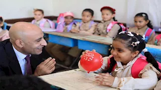 لقطة عفوية في أول أيام الدراسة.. طفلة تفاجئ وزير التعليم ببالونة "حبيبي"