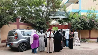 بين فرحة البداية وقلق الأمهات.. أولياء أمور القليوبية ينتظرون أبناءهم أمام المدارس في أول يوم دراسة - صور