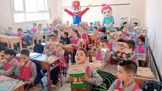بالونات وهدايا في طابور الصباح.. هكذا استقبلت مدارس الإسكندرية طلابها مع بدء الدراسة - صور 