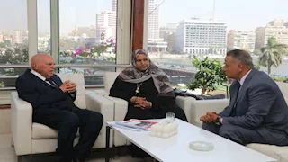 رحلتا عمرة تقديرًا لموقفهما.. نقيب المعلمين يكرم مديري مدرستي القليوبية