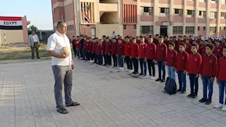 حذر الطلاب منه وارتداه في الطابور.. إحالة مدير مدرسة بكفر الشيخ للتحقيق بسبب "شبشب"