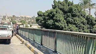 الجيزة تواصل صيانة أسوار كوبري فيصل لتعزيز الأمان والسلامة