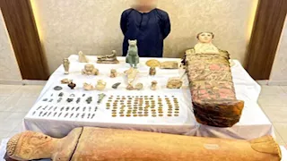 كنز من 3 عصور.. تفاصيل ضبط 151 قطعة أثرية بحوزة شخص في المنيا- صور