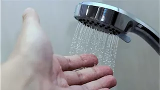 دوخة وإغماء.. طبيب يكشف مخاطر الصدمة الحرارية أثناء الاستحمام