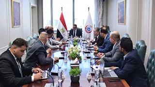 الصحة توقع بروتوكولاً لتوفير روبوتات جراحات المفاصل وتدريب الجراحين