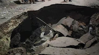 هبوط أرضي مفاجئ بجوار محطة الصرف بالمنيا.. والمحافظ يوجه بالتعامل الفوري- صور