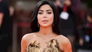 فستان من الريش الذهبي.. كارولين عزمي تخطف الأنظار في حفل ختام فينيسيا الدولي