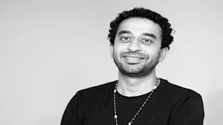 السيناريست هيثم دبور يعلن وفاة والد زوجته ويطلب الدعاء له