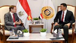 وزير الصناعة يبحث جذب شركات إسبانية جديدة لصناعة السيارات في مصر