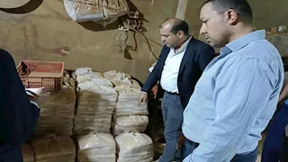 بالصور.. ضبط 1.5 طن بن مخلوط بالبسلة بمخزن غير مرخص بشبرا الخيمة