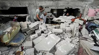 غزة: ارتفاع حصيلة ضحايا انهيار مبنى سكني إلى 11 قتيلا ونحو 100 مفقود