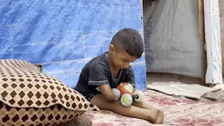 فقد أطرافه الأربعة.. طفل فلسطيني يتمسك بطفولته ويلعب الكرة مع أصدقائه