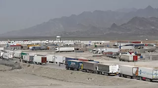 وول ستريت جورنال: الحصار الأمريكي يربك طرق التجارة البرية لإيران ويعلق آلاف الشاحنات