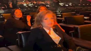 والدة أصالة نصري في الصفوف الأولى بحفلها في سوريا- صور 
