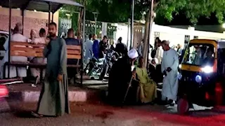 لحظات مؤلمة أمام المستشفى.. أهالي ضحايا حادث الأقصر ينتظرون استلام جثامين ذويهم- صور