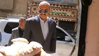 بالصور- جولة مفاجئة لمحافظ السويس على مخابز حي السويس والأربعين