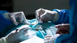 رعشة استمرت 10 سنوات تتوقف أثناء جراحة في المخ.. الطبيب المعالج يكشف التفاصيل
